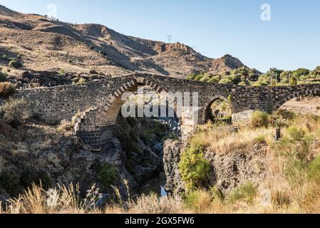 The Ponte dei Saraceni (Bridge of the Saracens) over the Simeto river, near Adrano, Sicily. Dating from the 11c, it has been rebuilt several times Stock Photo