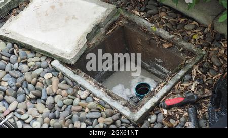 Plumber using drain snake to unclog bathtub Stock Photo - Alamy