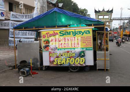 A street food tent selling nasi goreng, mie goreng, capcay, pecel lele, ayam penyet, nasi uduk, bihun in Bukittinggi, West Sumatra, Indonesia. Stock Photo