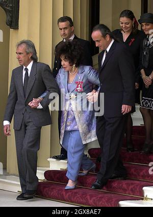 Dame Elizabeth Taylor, accompanied by her family, leaves Buckingham Palace after receiving the honour of Dame Commander of the Order of the British Empire from Britain's Queen Elizabeth II at a ceremony held at Buckingham Palace, London, Tuesday May 16, 2000. Stock Photo