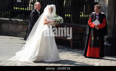 Zara Phillips, accompanied by her father Captain Mark Phillips. arrives at Canongate Kirk in Edinburgh to marry Mike Tindall on July 30, 2011.  Stock Photo