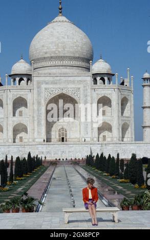 Diana, Princess Of Wales Poses Alone At The Taj Mahal In Agra India On ...