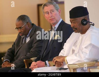 Charles, Prince of Wales, stands with the President of Mali, Amadou Toumani TourÃ© (R) and Dr. Ahmed Mohamed Ali, President of the Islamic Development Bank, in London on 26 January 2006. The Prince was attending the IDB conference.. The Bank is celebrating its thirtieth anniversary. Anwar Hussein/allactiondigital.com Stock Photo