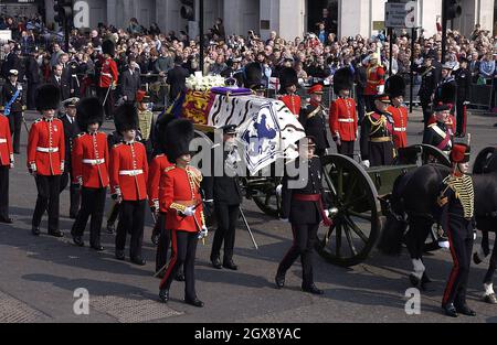 The Queen Mother coffin being taken from Parliment Square to Westminster.    Stock Photo