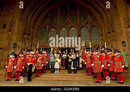 Britain's Queen Elizabeth II (centre) poses with the Yeoman of the Guard after the Royal Maundy Service held at Liverpool's Anglican Cathedral, Thursday April 8 2004. Traditional Maundy gift purses containing minted coins were handed to 78 men and 78 women, the number selected to mark the Queen's 78th year.   Stock Photo