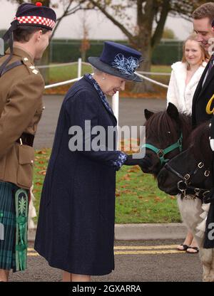 Britain's Queen Elizabeth II arrives at Howe Barracks in Canterbury, Kent to present the 1st Battalion of The Argyll and Sutherland Highlanders with the Wilkinson Sword of Peace for establishing good relations with communities during their service in Iraq, Tuesday November 9, 2004. Anwar Hussein/allactiondigital.com  Stock Photo