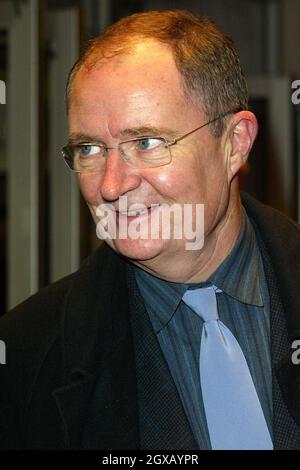 Jim Broadbent arrives at the UK premiere of A very long engagement at the Odeon West End in Leicester Square. Stock Photo