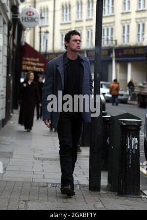 American actor/comedian Rich Hall draws cash out and forgets to grab his money before being reminded by an honest member of the public.   Stock Photo