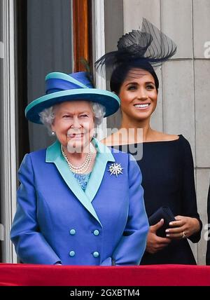 Queen Elizabeth ll and Meghan, Duchess of Sussex stand on the balcony of Buckingham Palace in London to watch the flypast to mark the centenary of the RAF (Royal Air Force)  on July 10, 2018. Stock Photo