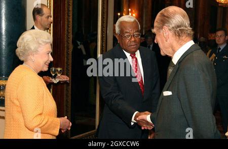 Queen Elizabeth II and Prince Philip, Duke of Edinburgh meet Sir Trevor McDonald at a reception for Commonwealth Africans in Buckingham Palace, London. Stock Photo