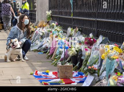 Floral tributes are laid outside Buckingham Palace following the announcement that Prince Philip, Duke of  Edinburgh had died peacefully at Windsor Castle on April 09, 2021.   Stock Photo