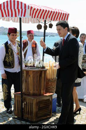 David Miliband, Secretary of State for Foreign and Commonwealth Affairs, buying an ice-cream in Istanbul for the Queen's State Visit to Turkey. Stock Photo