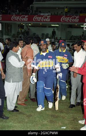 Members of the Sri Lankan cricket team during the final of the 1996 Cricket World Cup Stock Photo