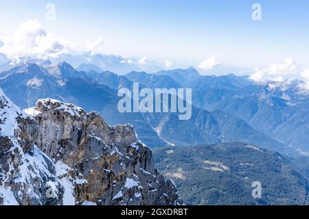 Zugspitze, Germany. 05th Oct, 2021. Blick auf die Alpen von der Zugspitze. Mit 2962 Metern ist die Zugspitze der höchste Gipfel des Wettersteingebirges und höchster Berg Deutschlands. - View from the Zugspitze on the Alps. With 2962 meters the Zugspitze is Germany's highest mountain. (Photo by Alexander Pohl/Sipa USA) Credit: Sipa USA/Alamy Live News Stock Photo