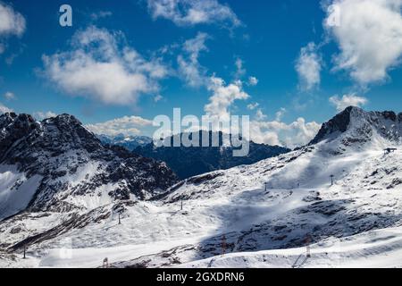 Zugspitze, Germany. 05th Oct, 2021. Blick auf die Alpen von der Zugspitze. Mit 2962 Metern ist die Zugspitze der höchste Gipfel des Wettersteingebirges und höchster Berg Deutschlands. - View from the Zugspitze on the Alps. With 2962 meters the Zugspitze is Germany's highest mountain. (Photo by Alexander Pohl/Sipa USA) Credit: Sipa USA/Alamy Live News Stock Photo