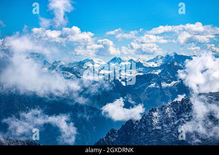 Zugspitze, Germany. 05th Oct, 2021. Blick auf die Alpen von der Zugspitze. Mit 2962 Metern ist die Zugspitze der höchste Gipfel des Wettersteingebirges und höchster Berg Deutschlands. - View from the Zugspitze on the Alps. With 2962 meters the Zugspitze is Germany's highest mountain. (Photo by Alexander Pohl/Sipa USA) Credit: Sipa USA/Alamy Live News Stock Photo