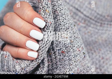 Female Hand With A Beautiful Glossy Manicure - Burgundy, Dark Red, Cherry  Color Nails On Background Of Silver Christmas Tinsel With Copy Space.  Selective Focus. Closeup View. Blurred Background Stock Photo, Picture