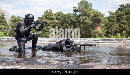 Spec ops police officers SWAT in action in the water Stock Photo