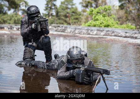Spec ops police officers SWAT in action in the water Stock Photo