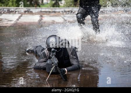 Spec ops police officers SWAT in action in the water Stock Photo