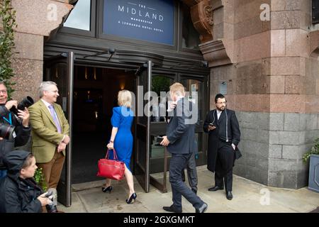 Manchester, England, UK. 5th Oct, 2021. PICTURED: Liz Truss - Secretary of State for Foreign, Commonwealth and Development Affairs of the United Kingdom, seen entering the Midland Hotel in Manchester. Scenes during the at the Conservative party Conference #CPC21. Credit: Colin Fisher/Alamy Live News Stock Photo