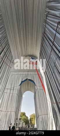 ARC DE TRIOMPHE WRAPPED BY CHRISTO DISASSEMBLY PHASE HAS BEGUN Stock Photo