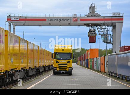 Container Train Db 04 October 2021, Brandenburg, Großbeeren: Containers are loaded from ...