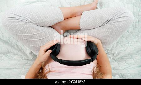 Pregnant Woman Putting Headphones On Her Belly Stock Photo - Download Image  Now - Adult, Anticipation, Arts Culture and Entertainment - iStock