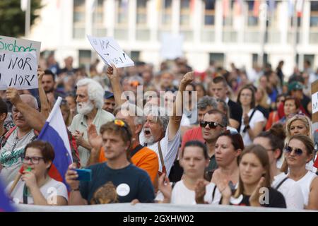 Ljubljana, Slovenia. 29th Sep, 2021. Protesters seen gathering at the Republic square during the demonstration.Thousands of people protested against the government, covid measures, wearing masks, vaccines and RVT green pass (Recovered-Vaccinated-Tested) condition in Ljubljana, Slovenia. (Credit Image: © Luka Dakskobler/SOPA Images via ZUMA Press Wire) Stock Photo