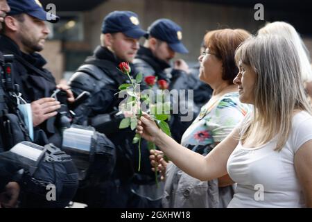 Ljubljana, Slovenia. 29th Sep, 2021. Protesters give policemen roses during the demonstration.Thousands of people protested against the government, covid measures, wearing masks, vaccines and RVT green pass (Recovered-Vaccinated-Tested) condition in Ljubljana, Slovenia. (Credit Image: © Luka Dakskobler/SOPA Images via ZUMA Press Wire) Stock Photo