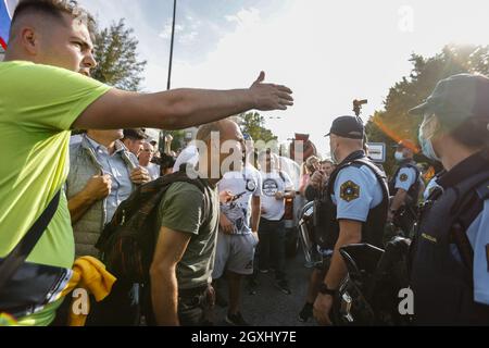 Ljubljana, Slovenia. 29th Sep, 2021. Protesters confront the police during the demonstration.Thousands of people protested against the government, covid measures, wearing masks, vaccines and RVT green pass (Recovered-Vaccinated-Tested) condition in Ljubljana, Slovenia. (Photo by Luka Dakskobler/SOPA Images/Sipa USA) Credit: Sipa USA/Alamy Live News Stock Photo