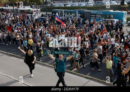 Ljubljana, Slovenia. 29th Sep, 2021. Protesters march through the streets of Ljubljana during the demonstration.Thousands of people protested against the government, covid measures, wearing masks, vaccines and RVT green pass (Recovered-Vaccinated-Tested) condition in Ljubljana, Slovenia. (Photo by Luka Dakskobler/SOPA Images/Sipa USA) Credit: Sipa USA/Alamy Live News Stock Photo