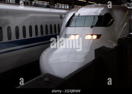 High-speed Shinkansen bullet train arriving at the platform, Tokyo, Japan Stock Photo