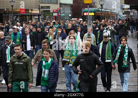 Hammarby fans on Drottninggatan Sunday's match in Allsvenskan between IFK Norrköping-Hammarby IF at Platinumcars Arena, Norrköping, Sweden 3 October 2021. Stock Photo