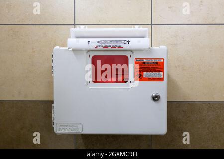 A wall-mounted Kendall/Covidien 5 Quart Sharps Container for used needles, syringes, lancets, razors, and other sharp contaminated biohazardous waste. Stock Photo