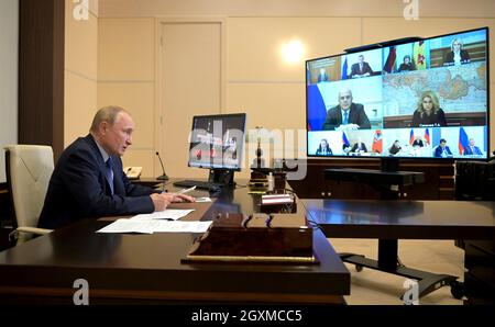 Novo-Ogaryovo, Russia. 05th Oct, 2021. Russian President Vladimir Putin chairs a video conference meeting with members of the Government of the Russian Federation, from the Novo-Ogaryov state residence October 5, 2021 near Moscow, Russia. Credit: Alexei Druzhinin/Kremlin Pool/Alamy Live News Stock Photo