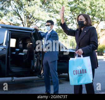 Washington, United States Of America. 04th Oct, 2021. Washington, United States of America. 04 October, 2021. U.S Vice President Kamala Harris waves as she departs the Colada Shop, a Cuban cafe and woman owned minority small businesses October 4, 2021, in Washington, DC Credit: Lawrence Jackson/White House Photo/Alamy Live News Stock Photo