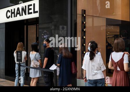 Shoppers queue outside the French luxury fashion brand Celine store in Hong  Kong. (Photo by Budrul Chukrut / SOPA Images/Sipa USA Stock Photo - Alamy