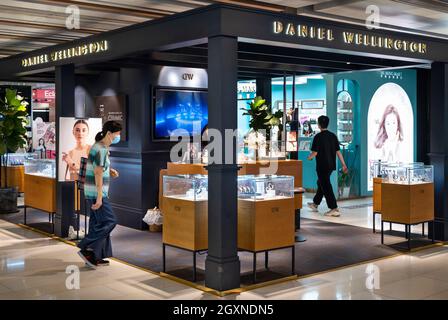 Meander Legeme Arthur Shoppers seen at the Swedish watchmaker brand Daniel Wellington (DW) store  in Hong Kong Stock Photo - Alamy