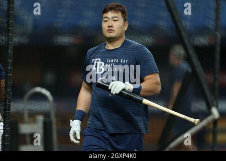 St. Petersburg, FL. USA;  Tampa Bay Rays first baseman Ji-Man Choi (26) leaves the batting cage and heads to the field during the first day of the Ame Stock Photo