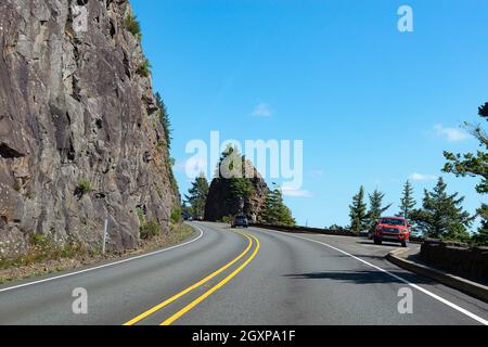 Cars pulled over at a viewpoint on HWY 101 in Oregon Stock Photo