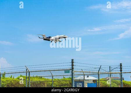 Santa Ana, CA, USA – August 16, 2021: A private jet airplane flying low for landing at John Wayne Airport in Santa An, California. Stock Photo