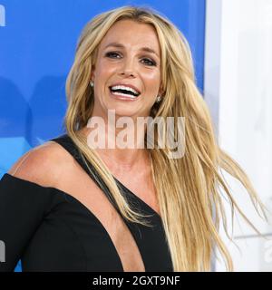 New York City, United States. 28th Aug, 2016. MANHATTAN, NEW YORK CITY, NEW YORK, USA - AUGUST 28: Singer Britney Spears wearing a Julien MacDonald dress, H Stern jewels, and Christian Louboutin shoes arrives at the 2016 MTV Video Music Awards held at Madison Square Garden on August 28, 2016 in Manhattan, New York City, New York, United States. (Photo by Xavier Collin/Image Press Agency) Credit: Image Press Agency/Alamy Live News Stock Photo