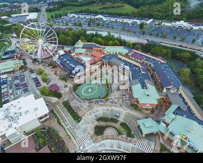 Aerial view of a lively theme park in Tennessee with ferris wheel and trees in the background Stock Photo