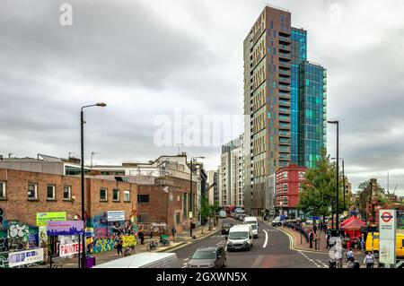 View of Bethnal Green Rd in Shoreditch. It is a commercial street running to Bethnal Green. Sclater St is on the right. Moody sky, busy streets. Stock Photo