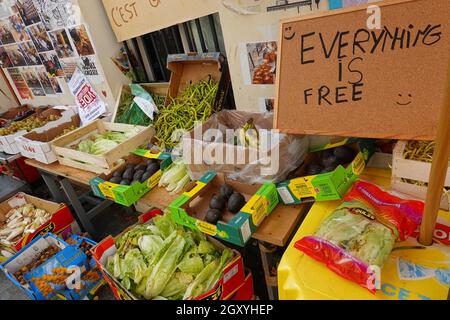 Paris, Rue St-Marthe, kostenloses Angebot geretteter Lebensmittel // Paris, Free Offer of Food Stock Photo