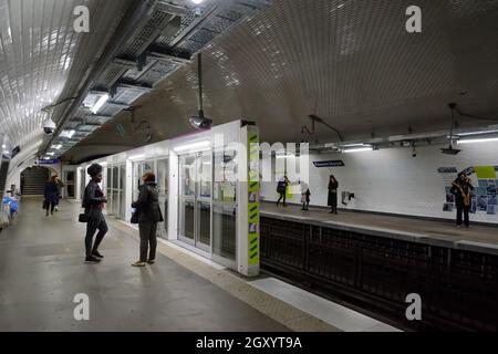 Paris, Metro, Station Etienne Marcel, Montage der Bahnsteigtüren // Paris, Metro, Station Etienne Marcel, Construction of Platform Doors Stock Photo