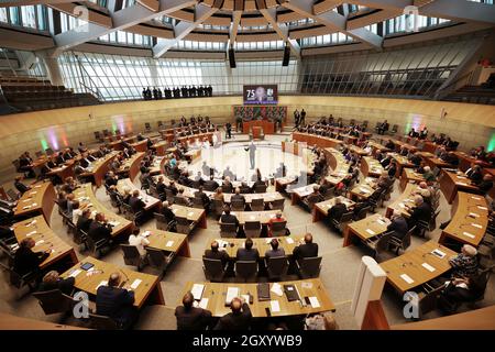 Duesseldorf, Germany. 06th Oct, 2021. Members of parliament watch the celebration of the 75th anniversary of the North Rhine-Westphalian state parliament in the plenary session. The Landtag in North Rhine-Westphalia had convened for its constituent session in Düsseldorf on 2 October 1946. Credit: Oliver Berg/dpa/Alamy Live News Stock Photo