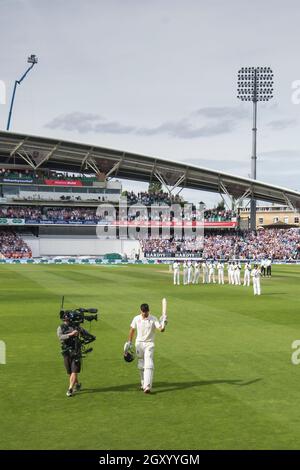 England’s Alastair Cook walks off the field for the final time after scoring 147 in his final Test match during the test match at The Kia Oval, London. Stock Photo