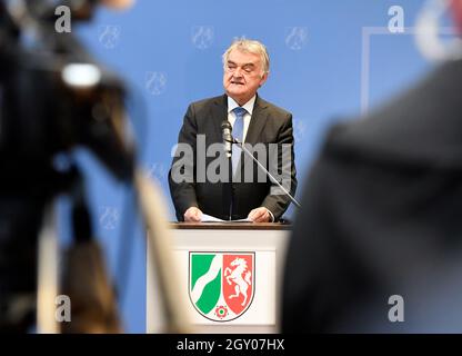 Duesseldorf, Germany. 06th Oct, 2021. Herbert Reul (CDU), Minister of the Interior of North Rhine-Westphalia, reports to the press on the state-wide police operation against money laundering and terrorist financing. Credit: Roberto Pfeil/dpa/Alamy Live News Stock Photo